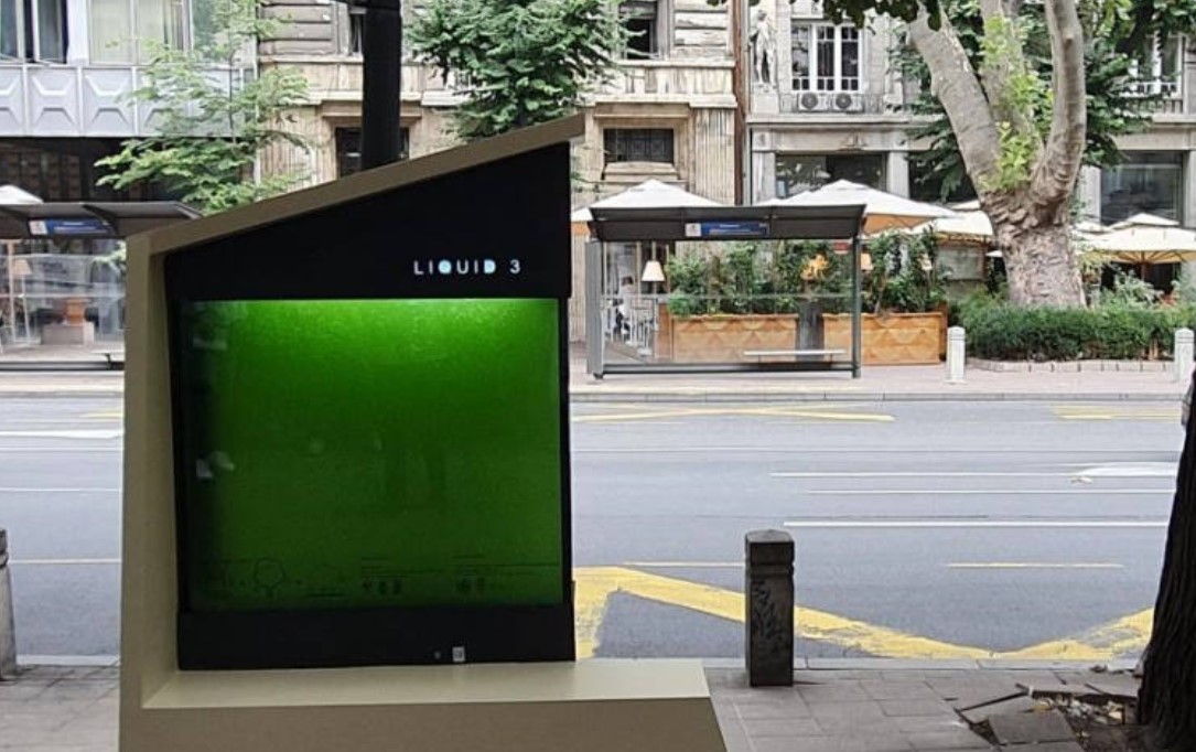 Το πρώτο «υγρό δέντρο» που καταπολεμά την ατμοσφαιρική ρύπανση εμφανίστηκε στο Βελιγράδι!