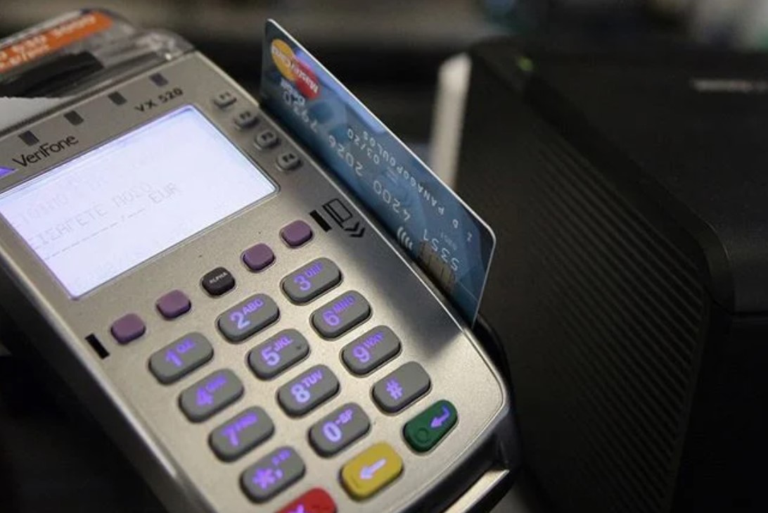 Καταβολή επιδομάτων – Ξεκινάει μέσω προπληρωμένης κάρτας στο 50%. Τι αλλάζει 