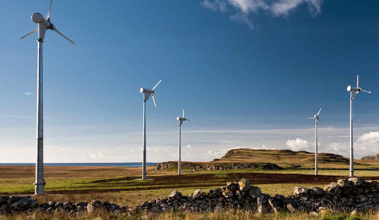 ΑΠΕ: Έρχονται και οι μικρές ανεμογεννήτριες – Πώς θα μοιραστεί η πίτα 